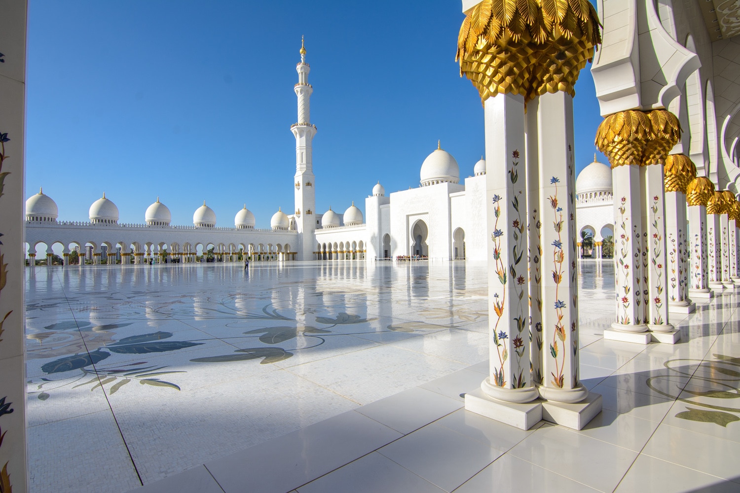 How to Visit Abu Dhabi's Grand Mosque - The Road Les Traveled